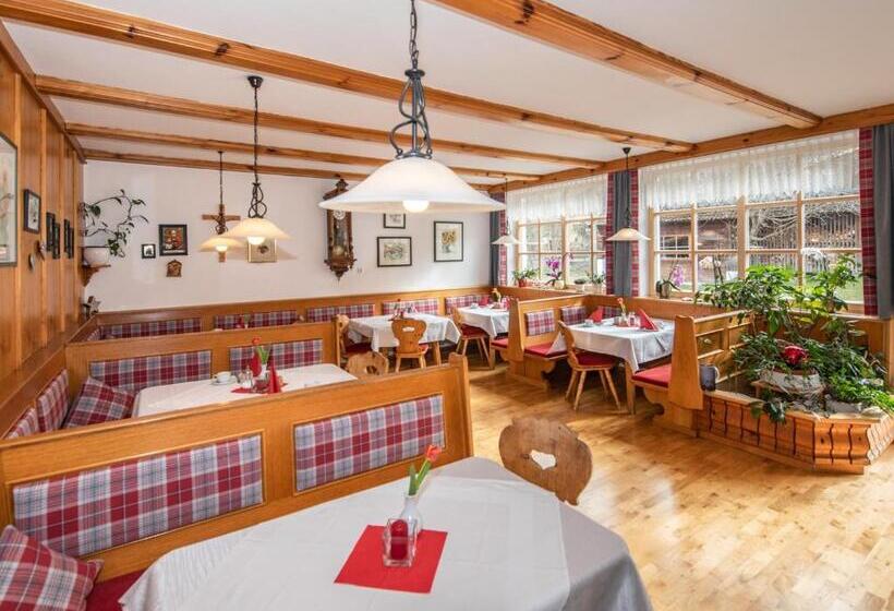 تختخواب و صبحانه Pension Moser