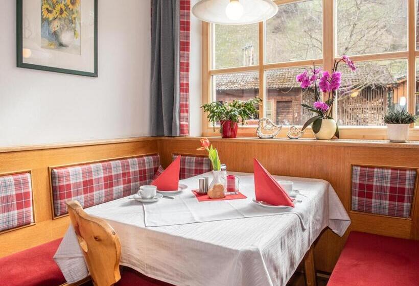 تختخواب و صبحانه Pension Moser