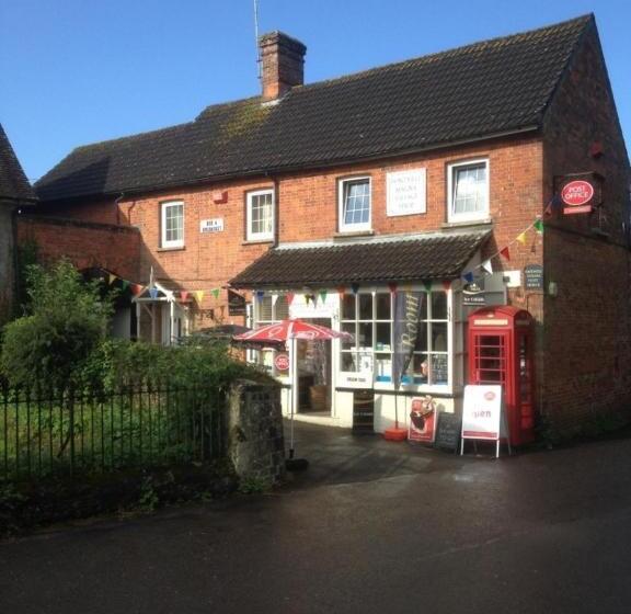 Hillarnias Tearoom And B&b