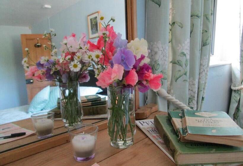 Hillarnias Tearoom And B&b