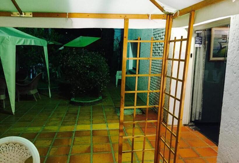 בית מלון כפרי Alpes