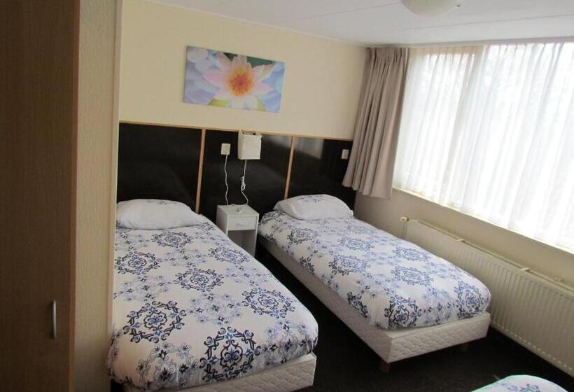 Отель Cafe Woud