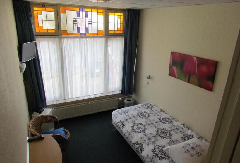 Отель Cafe Woud