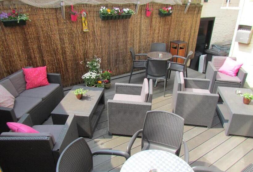 Отель Cafe Woud