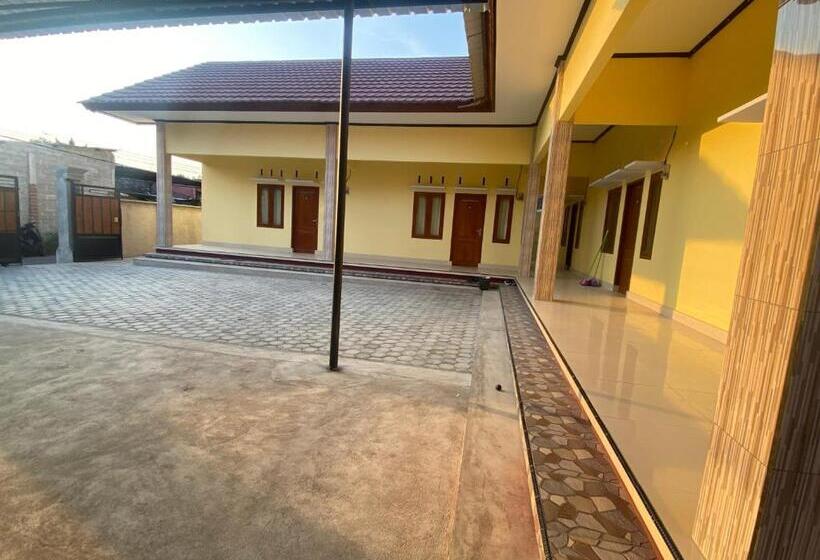 בית מלון כפרי Oyo Life 93255 Kosan Teratai Jaya