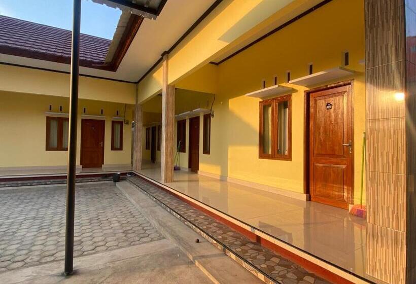 בית מלון כפרי Oyo Life 93255 Kosan Teratai Jaya