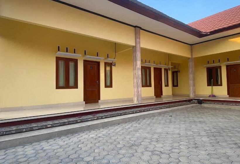 בית מלון כפרי Oyo Life 93255 Kosan Teratai Jaya