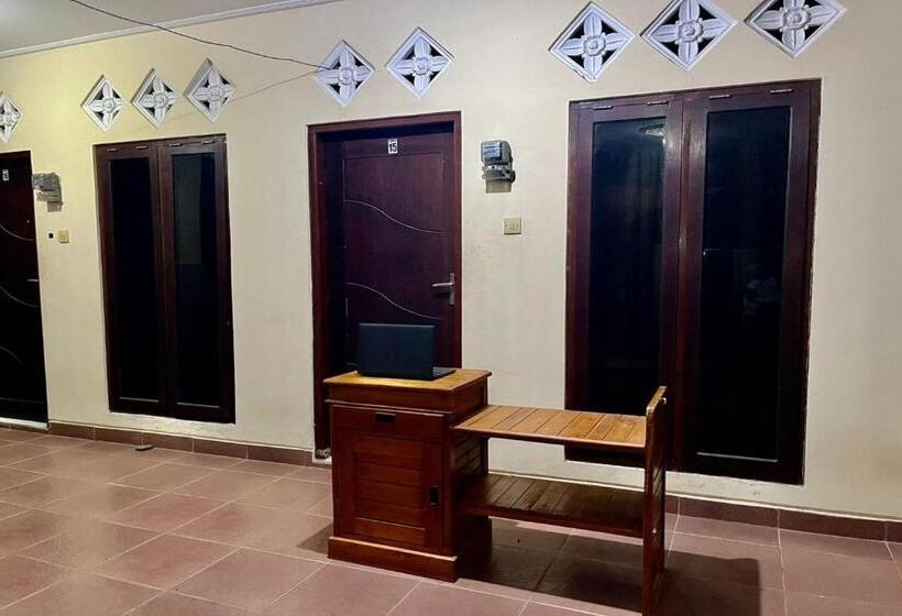 בית מלון כפרי Oyo Life 93504 Kost Krisna