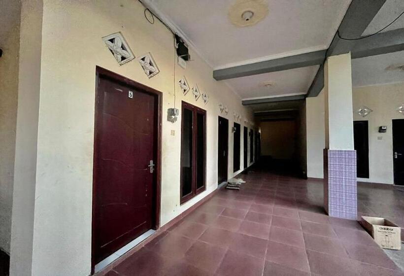 בית מלון כפרי Oyo Life 93504 Kost Krisna