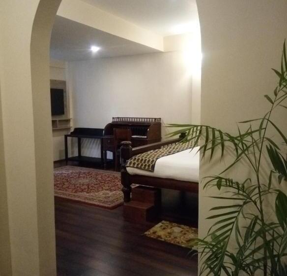 Отель The Heritage Club Tripura Castle