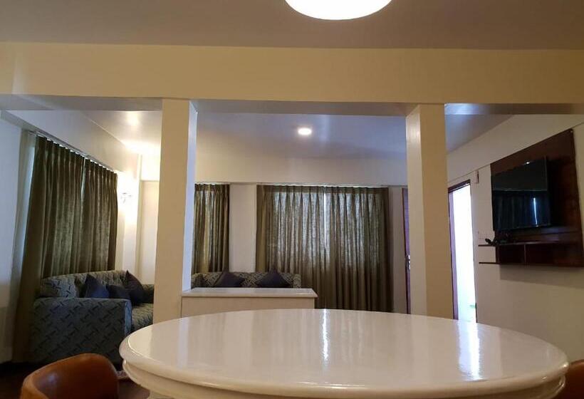 Отель The Heritage Club Tripura Castle