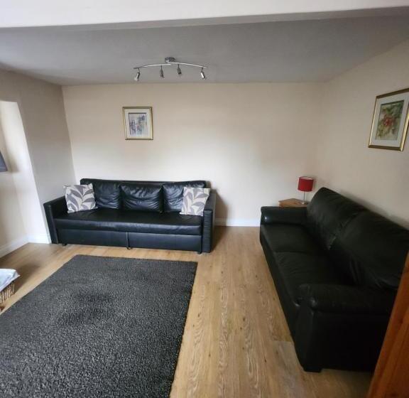 בית מלון כפרי The New Inn