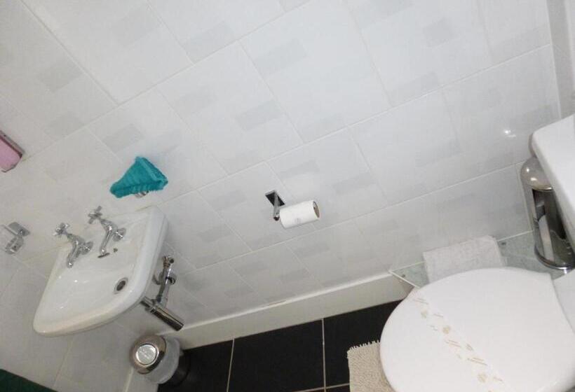 פנסיון Macdonald House