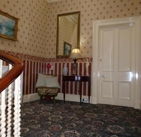 פנסיון Macdonald House