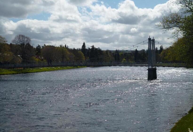 פנסיון Macdonald House