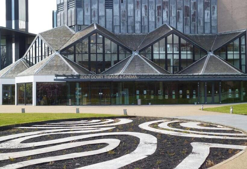 פנסיון Macdonald House