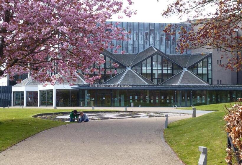 פנסיון Macdonald House