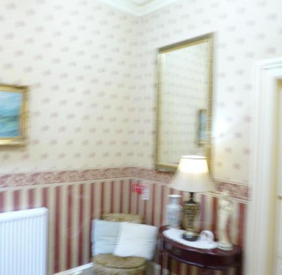 פנסיון Macdonald House