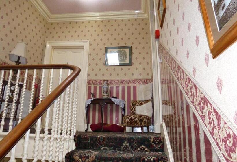 פנסיון Macdonald House