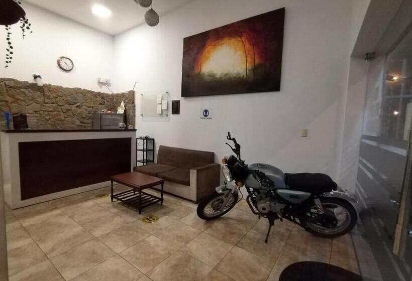 پانسیون Hostal Alborada Cuenca