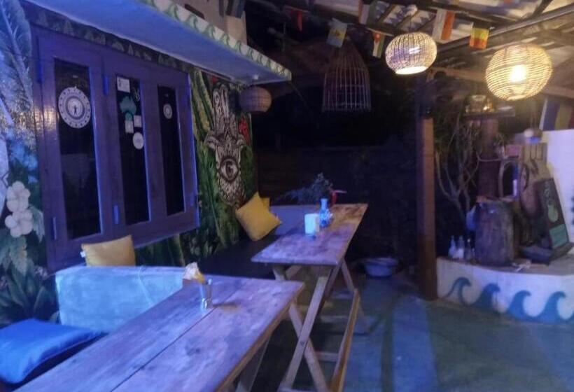 Hostel Taru Surf Camp And Restaurant