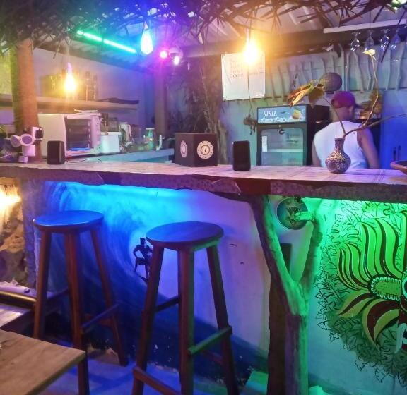Hostel Taru Surf Camp And Restaurant
