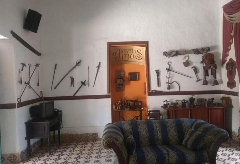 فندق Casona Museo Alcantús