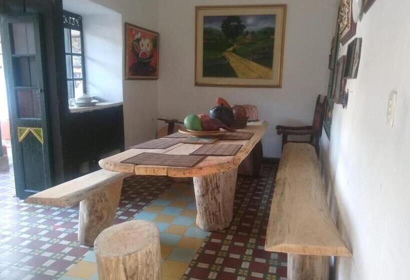 فندق Casona Museo Alcantús