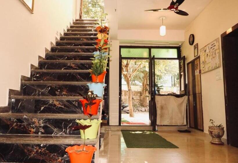 Отель Hill Side Cottage,mount Abu