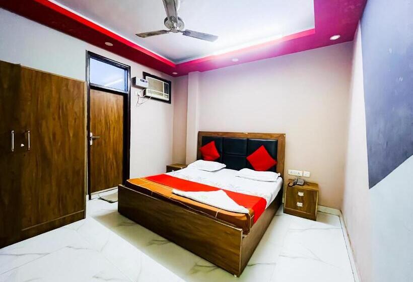 Отель Luxe Getaways Classic  Nizammuddin Railway Station