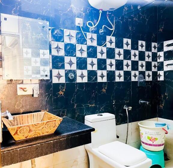 Отель Luxe Getaways Classic  Nizammuddin Railway Station