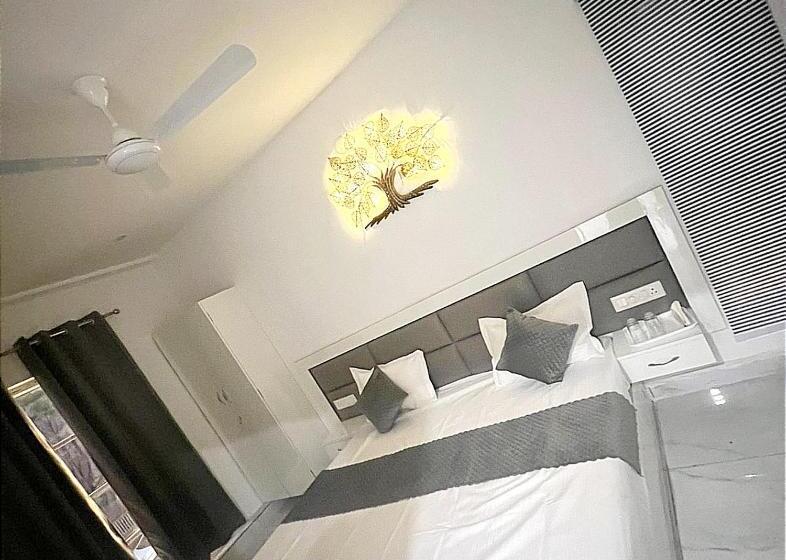 ホテル Luxury Stays White House    By Sky Group    Special Studio Rooms For Families, Couples & Corporate