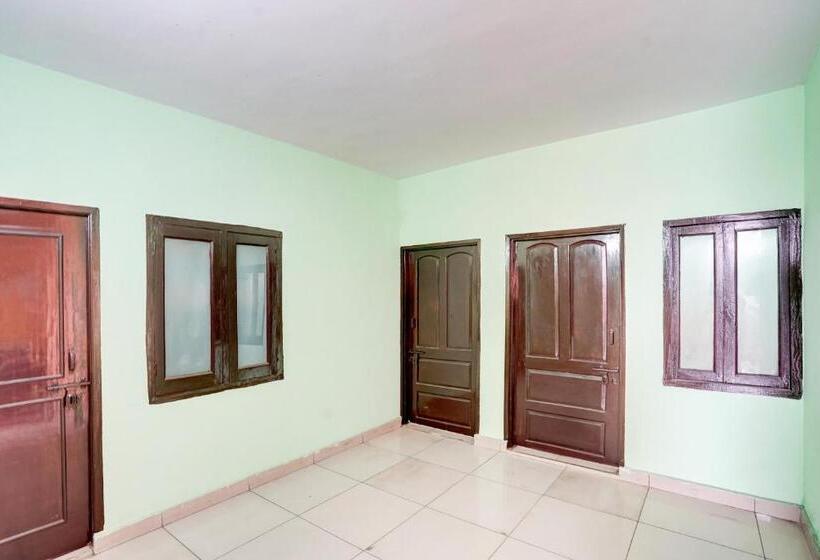 בית מלון כפרי Oyo Crown Guest House