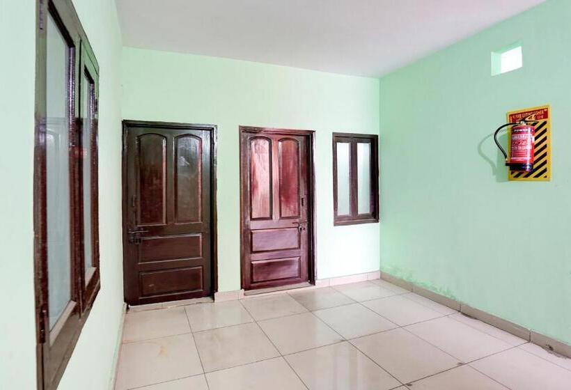 בית מלון כפרי Oyo Crown Guest House