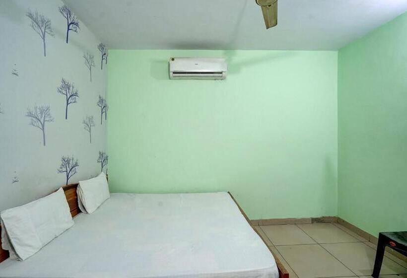 בית מלון כפרי Oyo Crown Guest House