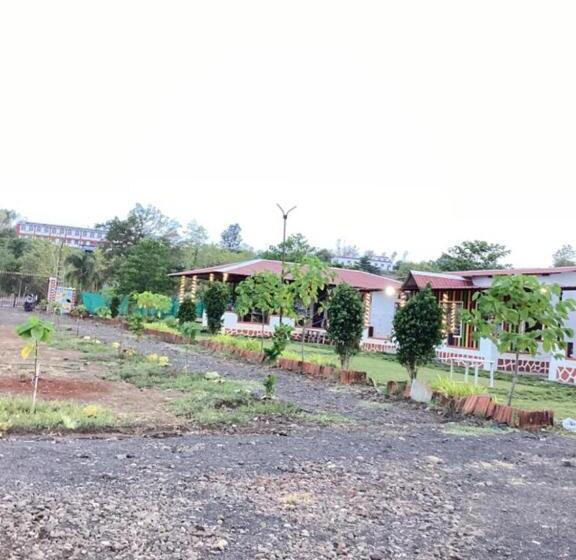 فندق Sarthak Farm,karjat