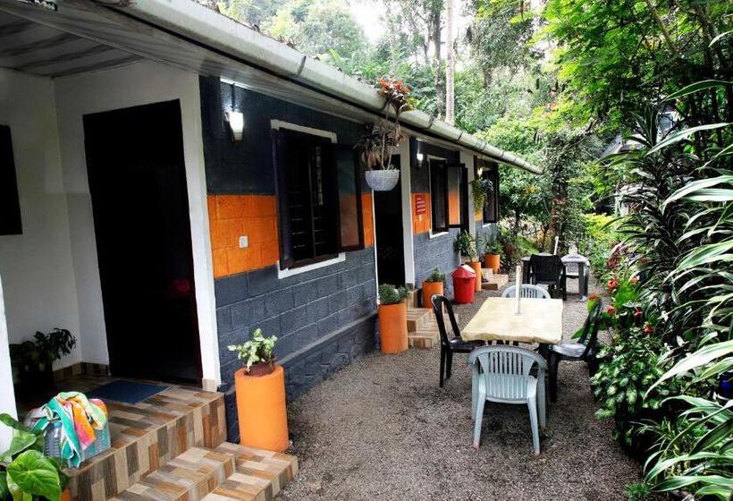 בית מלון כפרי The Wayside Tree House And Private Villas