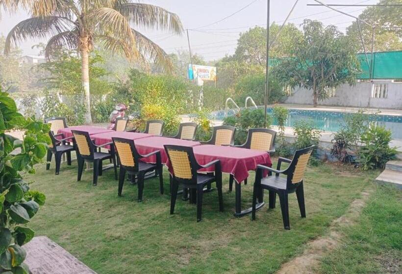 ホテル Tridev Coastal Villa Alibag