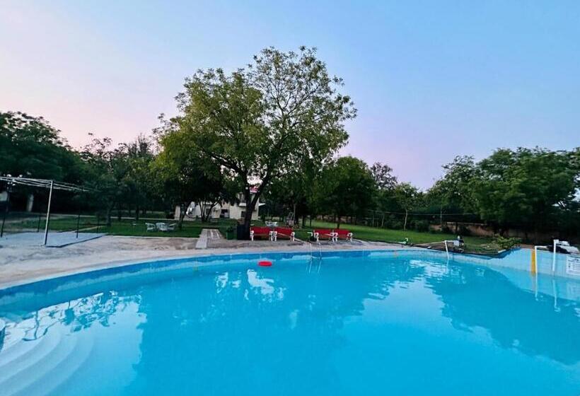 ホテル Willow Wood Villa   Sohna Road Gurugram