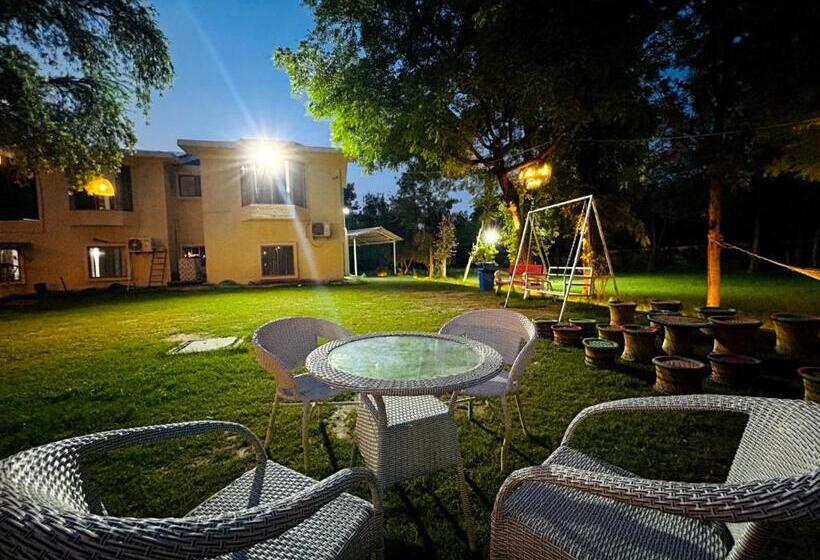 ホテル Willow Wood Villa   Sohna Road Gurugram