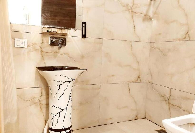 Motel Desire Suites    Studio Luxurys   Lpu Law Gate    Special For Families, Students, Couples, Cor