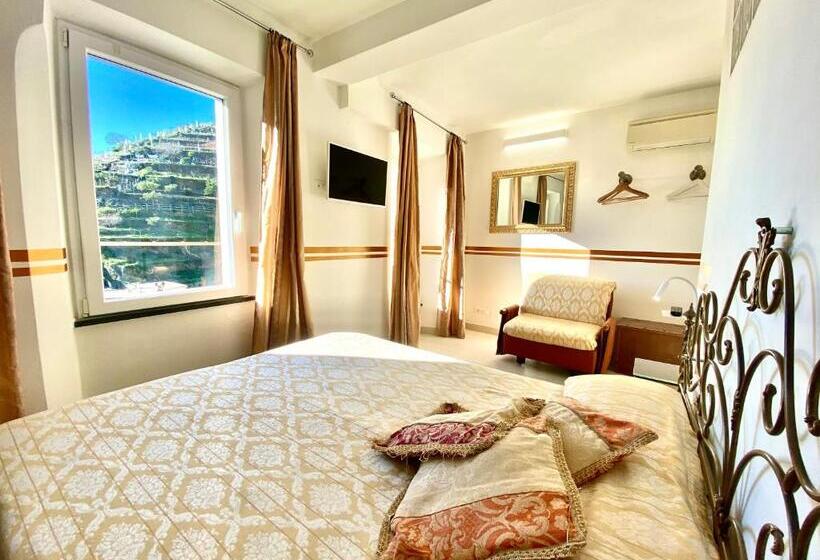 Пансион The Manarola Main Plaza