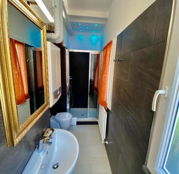 Пансион The Manarola Main Plaza