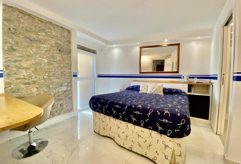 Пансион The Manarola Main Plaza