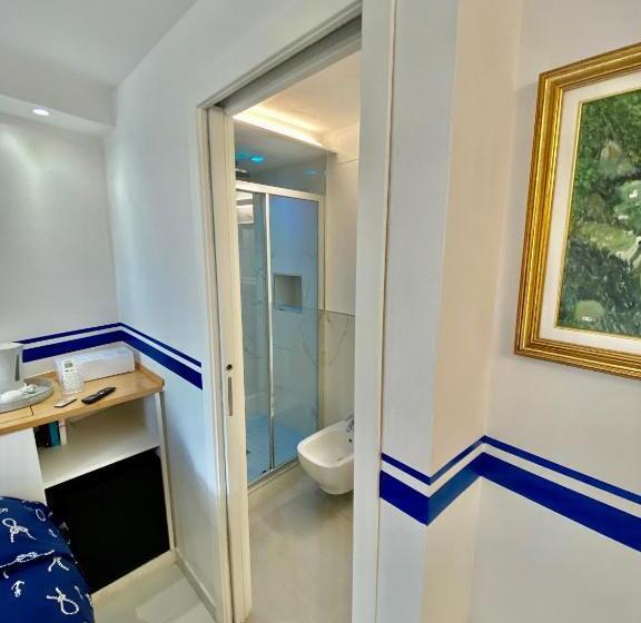 Пансион The Manarola Main Plaza