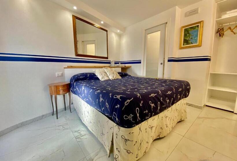 Пансион The Manarola Main Plaza