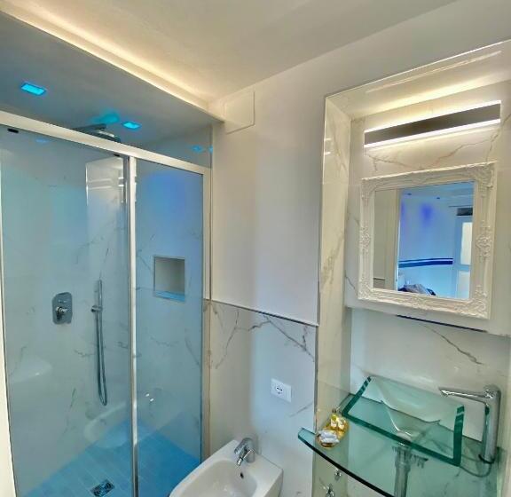 Пансион The Manarola Main Plaza