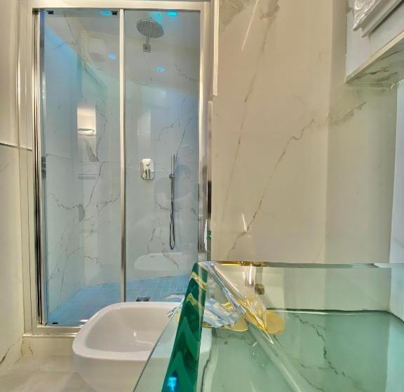 Пансион The Manarola Main Plaza