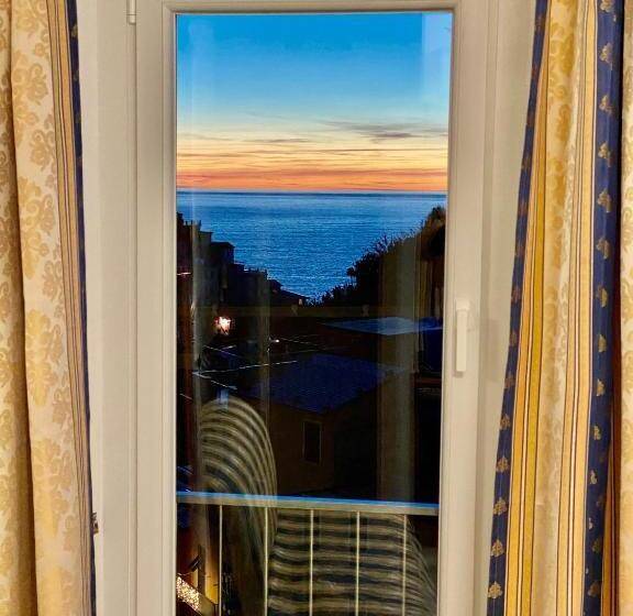 Пансион The Manarola Main Plaza