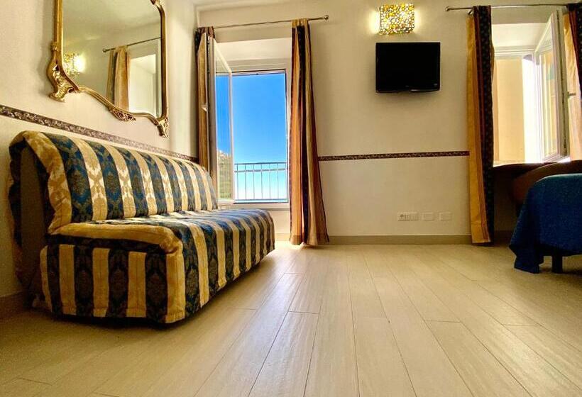 Пансион The Manarola Main Plaza